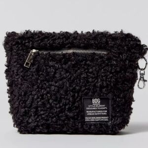 URBAN OUTFITTERS BDG Blacl Teddy Fleece Pouch NWT